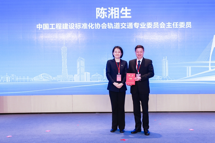 颁发主任委员聘书.jpg 颁发主任委员聘书.jpg